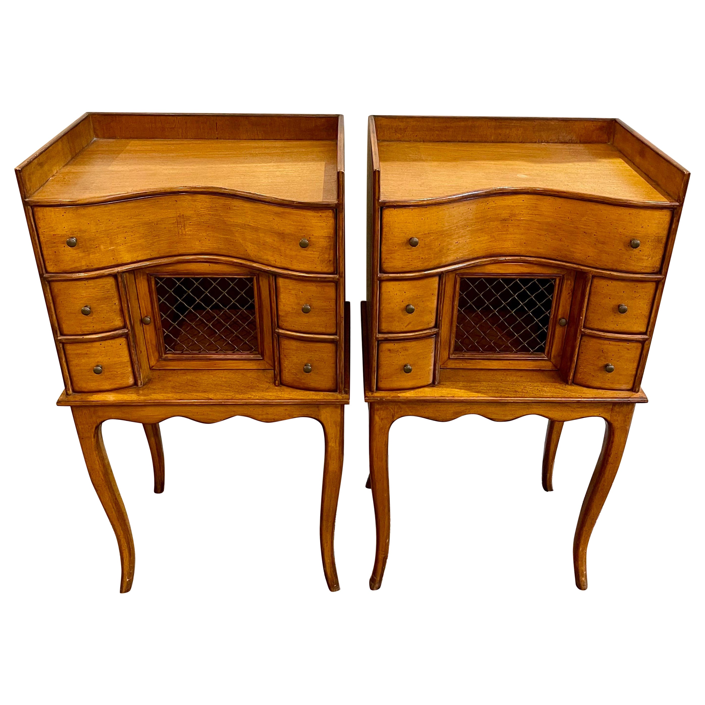 Paire de tables de nuit à tiroirs multiples assorties Tables d'appoint en vente