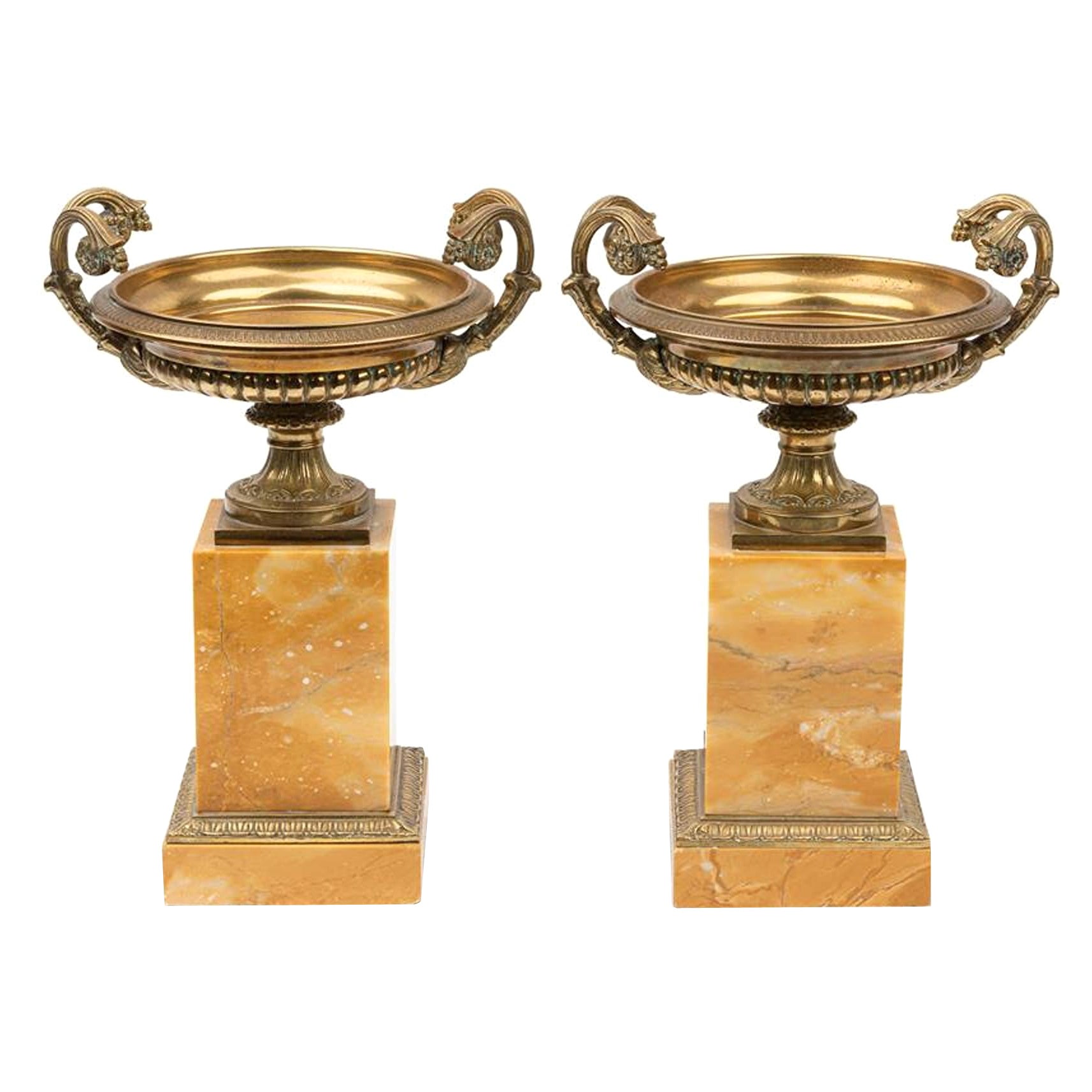 Ein Paar französische Urnen aus vergoldeter Bronze im Empire-Stil auf Marmorständern, 20. Jahrhundert
