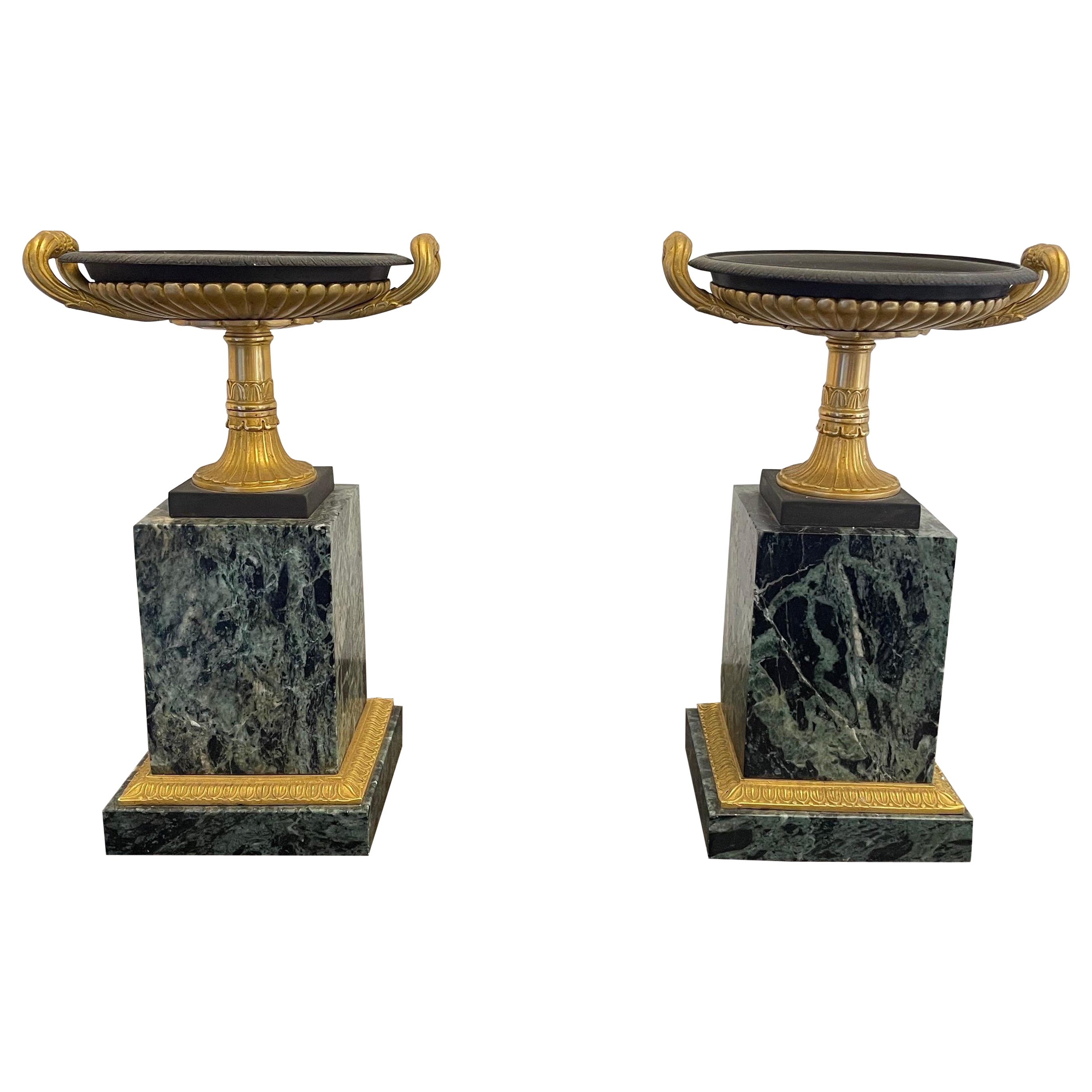 Coppia di tazze impero francesi in bronzo dorato e marmo verde, XIX secolo