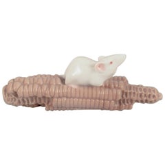 Royal Copenhagen, Dinamarca. Figurita de porcelana de un ratón sobre una mazorca de maíz.