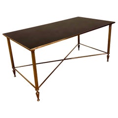Table basse française de style néoclassique en laiton et verre opalin, vers 1950