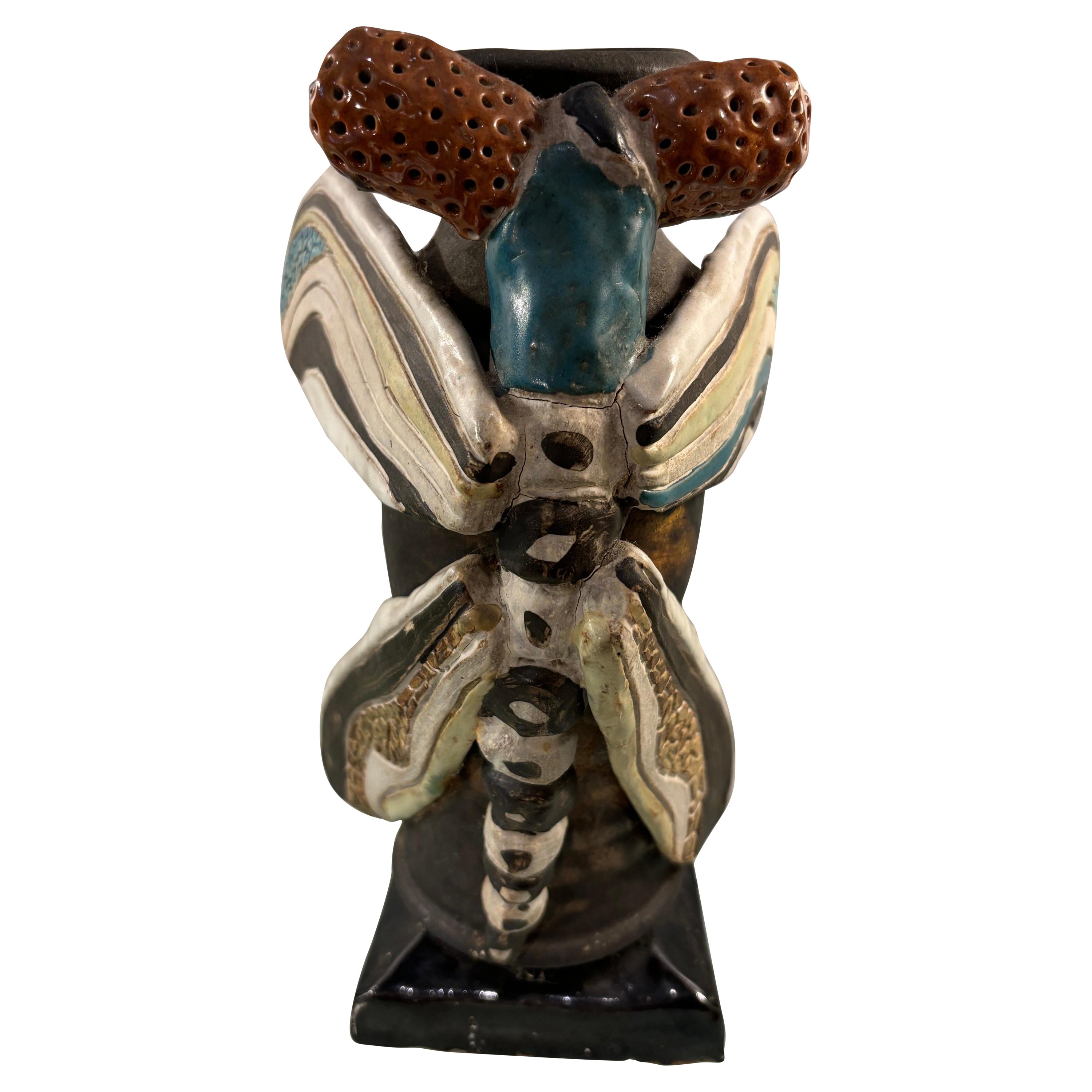 Jarrón de cerámica Mosca de Dragón, firmado Johnson 1991 en venta