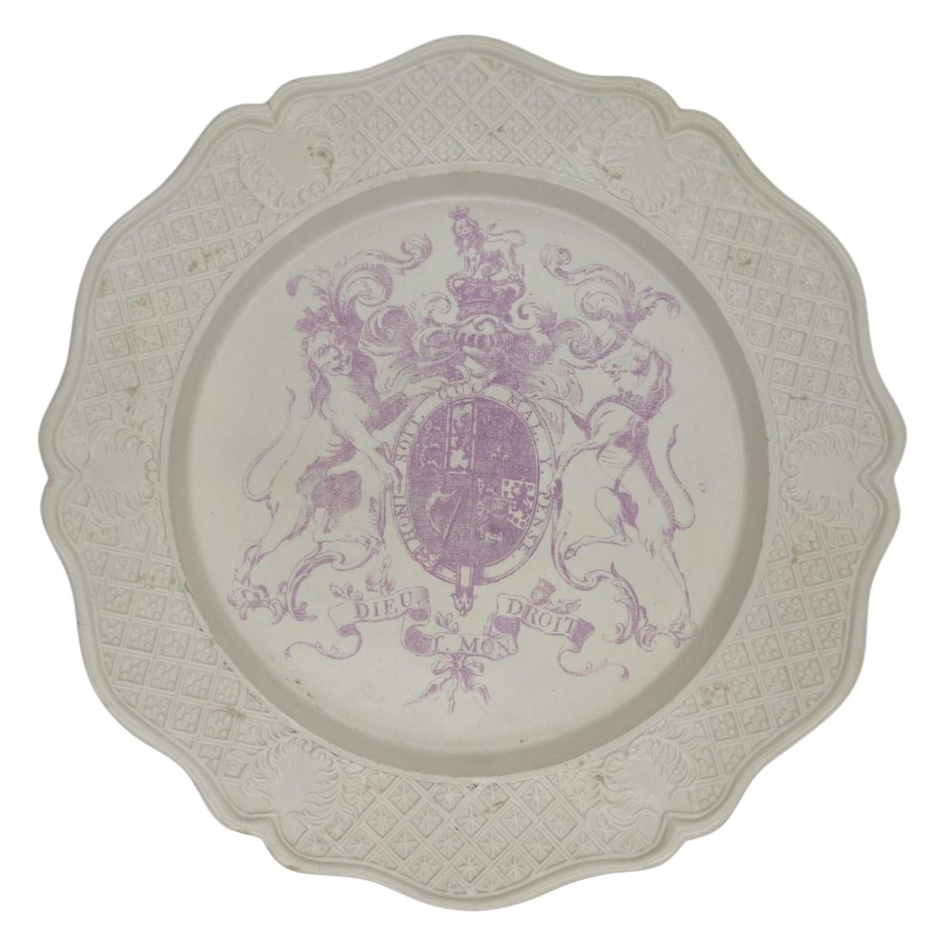 Plato de esmalte salino, de un servicio para el rey Jorge III, inglés, hacia 1760