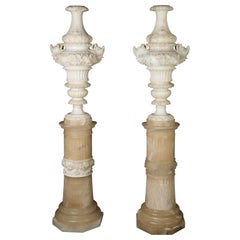 Paire de vases sur piédestal en albâtre italien du 19e siècle, de style Revive Renaissance