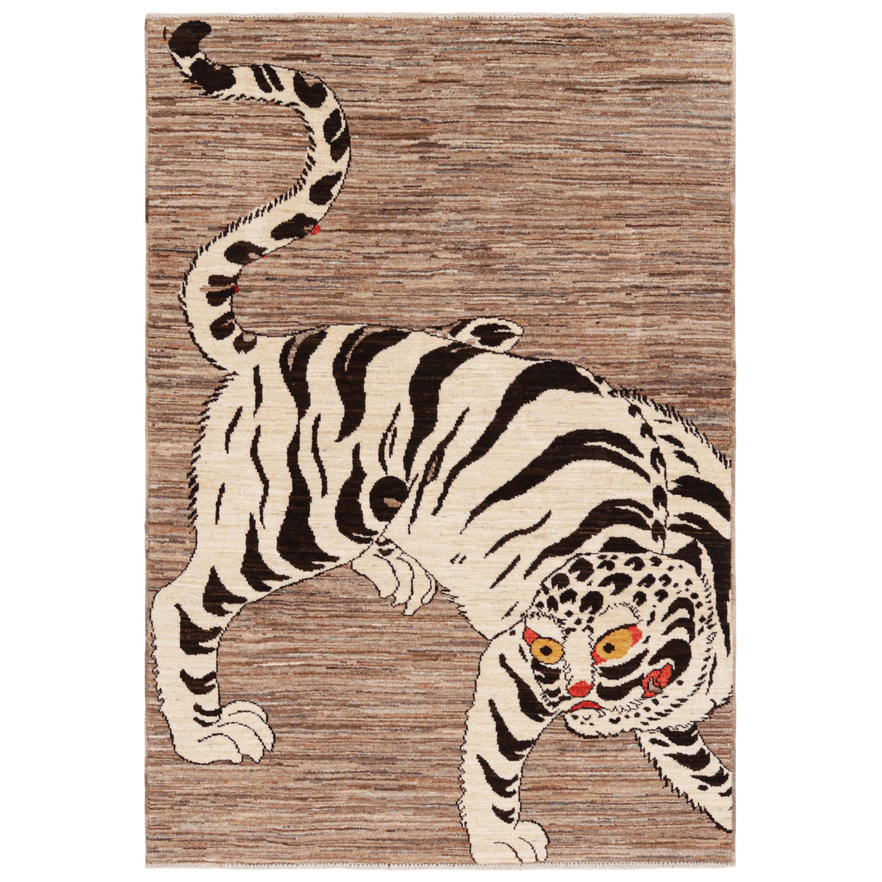 Rug & Kilim è un tappeto contemporaneo raffigurante una tigre nei toni del bianco e del nero.