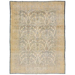 Tapis persan antique Kerman en laine fait à la main en beige présentant un motif sur toute sa surface