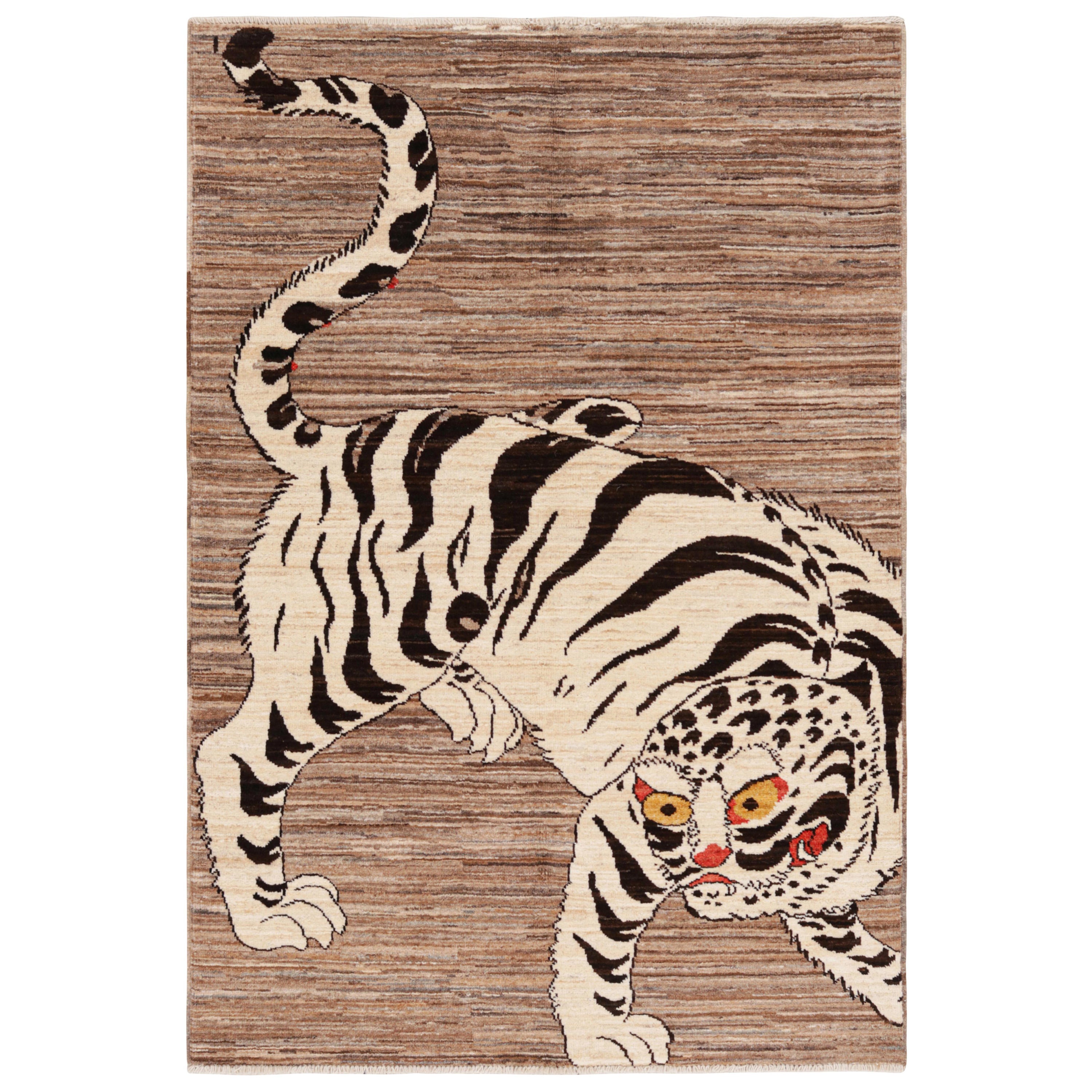 Rug & Kilim: Tappeto contemporaneo raffigurante una tigre, nei toni del beige-marrone e del nero.