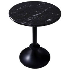 Tavoli Lord YI di Philippe Starck, disponibili con piano in marmo nero o bianco