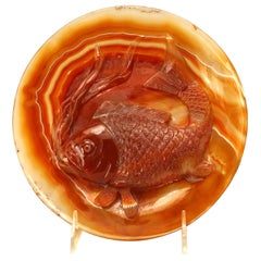 Piatto cinese di agata ruggine con decorazione di pesce intagliato
