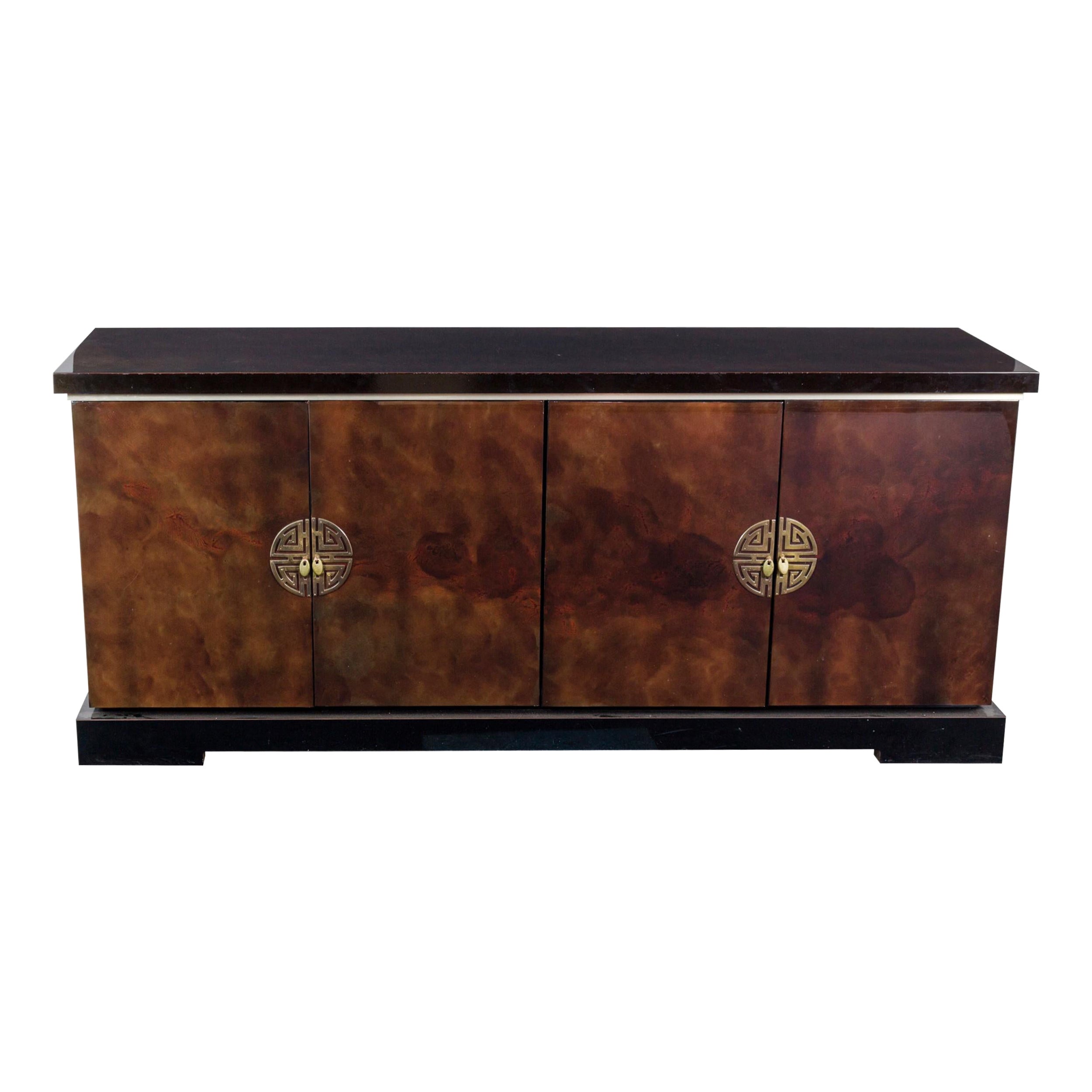 Buffet laqué américain moderne du milieu du siècle dernier à quatre portes (manner de James Mont)