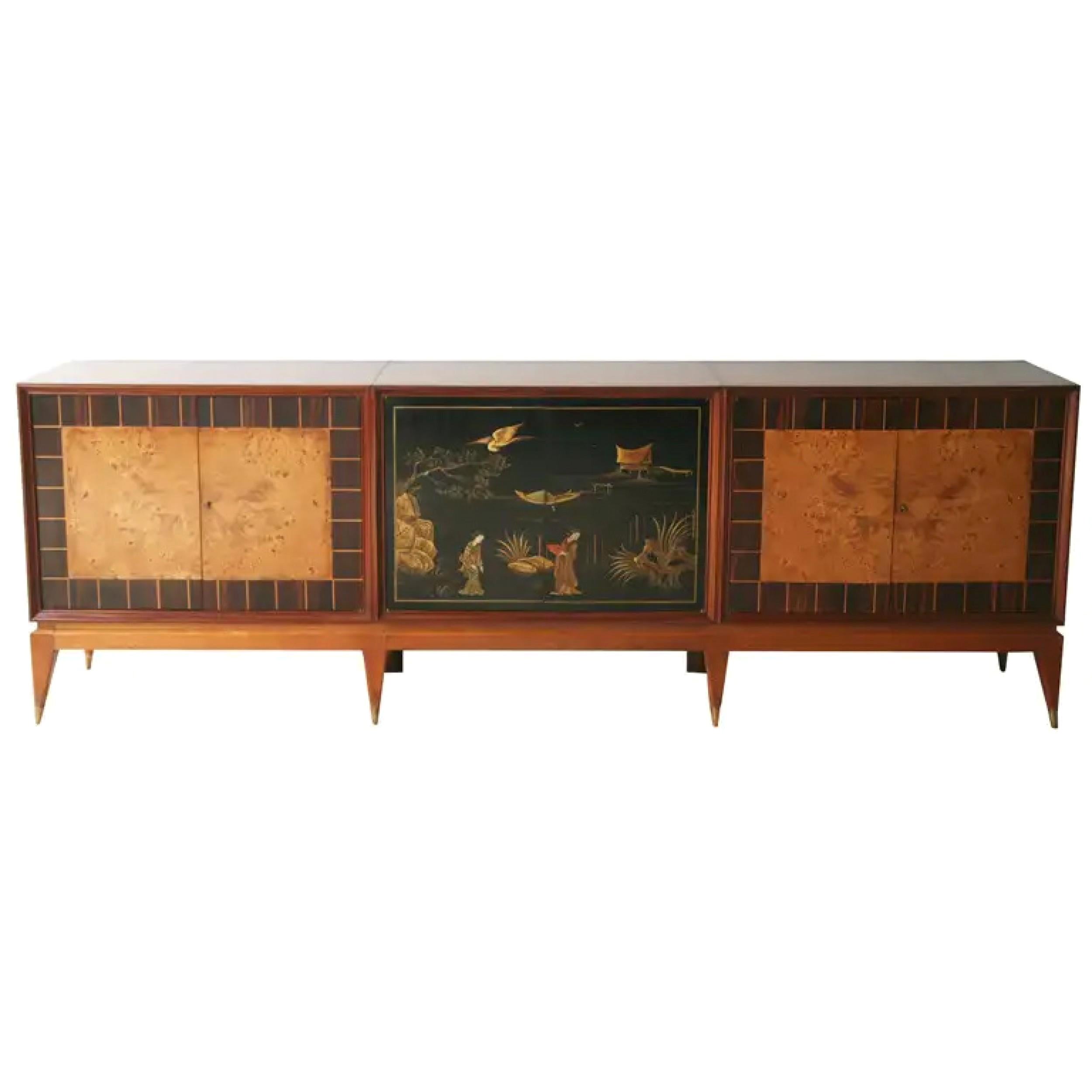 Magnífico aparador italiano de seis puertas de madera mixta y chinoiserie en venta