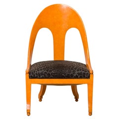 Paire de chaises d'appoint à dossier cuillère en laque orange et tapisserie léopard noir