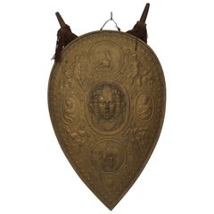 Escudo renacentista italiano de metal dorado