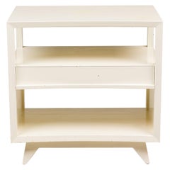 Ein Paar amerikanische Contemporary White Two-Tier Concave End Table