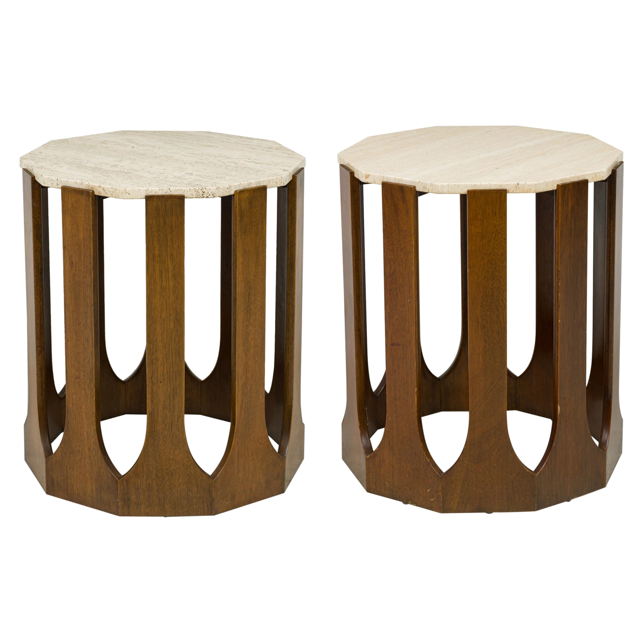 Pareja de mesas auxiliares Harvey Probber de madera decagonal con tapa de travertino