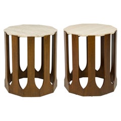 Pareja de mesas auxiliares Harvey Probber de madera decagonal con tapa de travertino