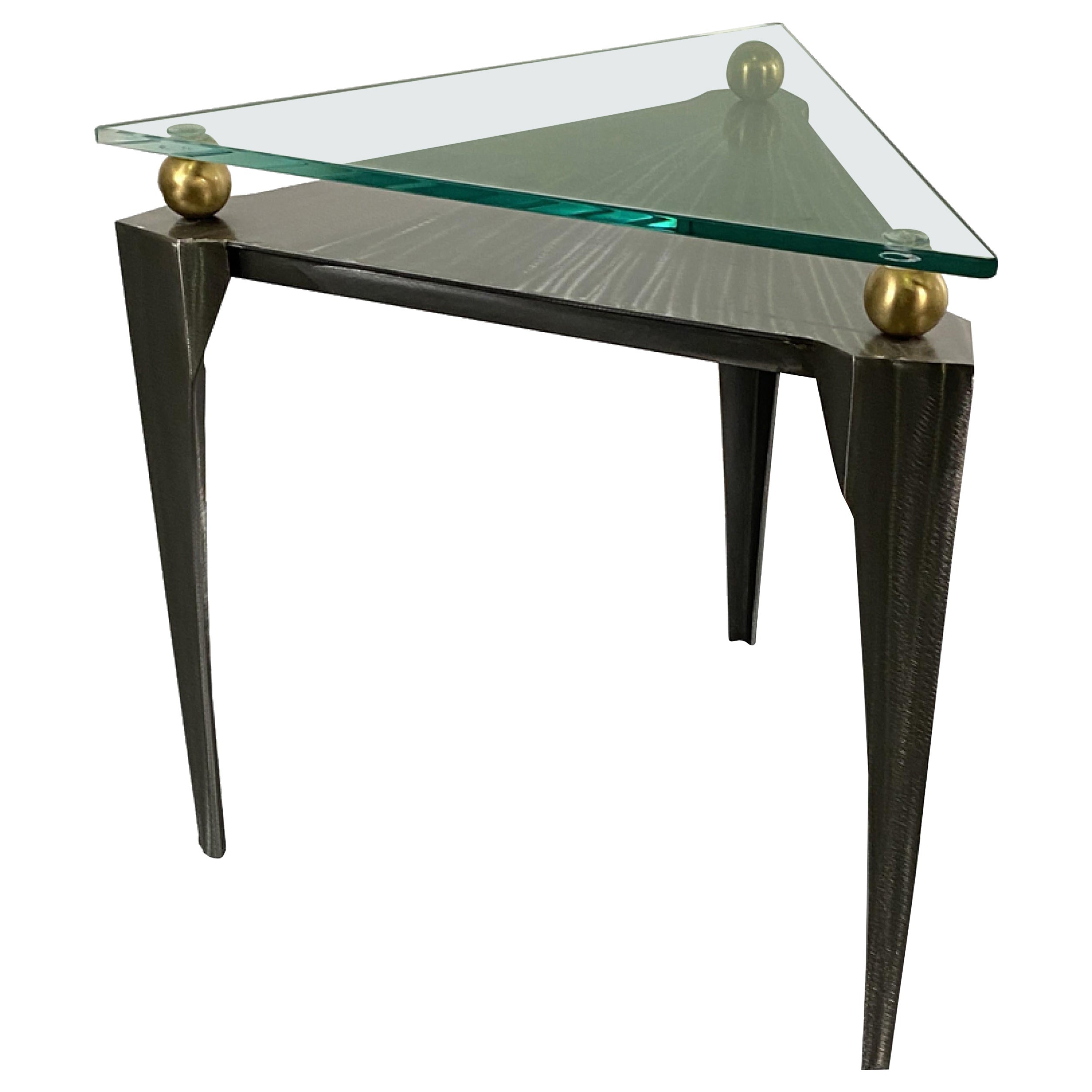 Table d'appoint triangulaire américaine moderne en acier et laiton, design Girardini en vente