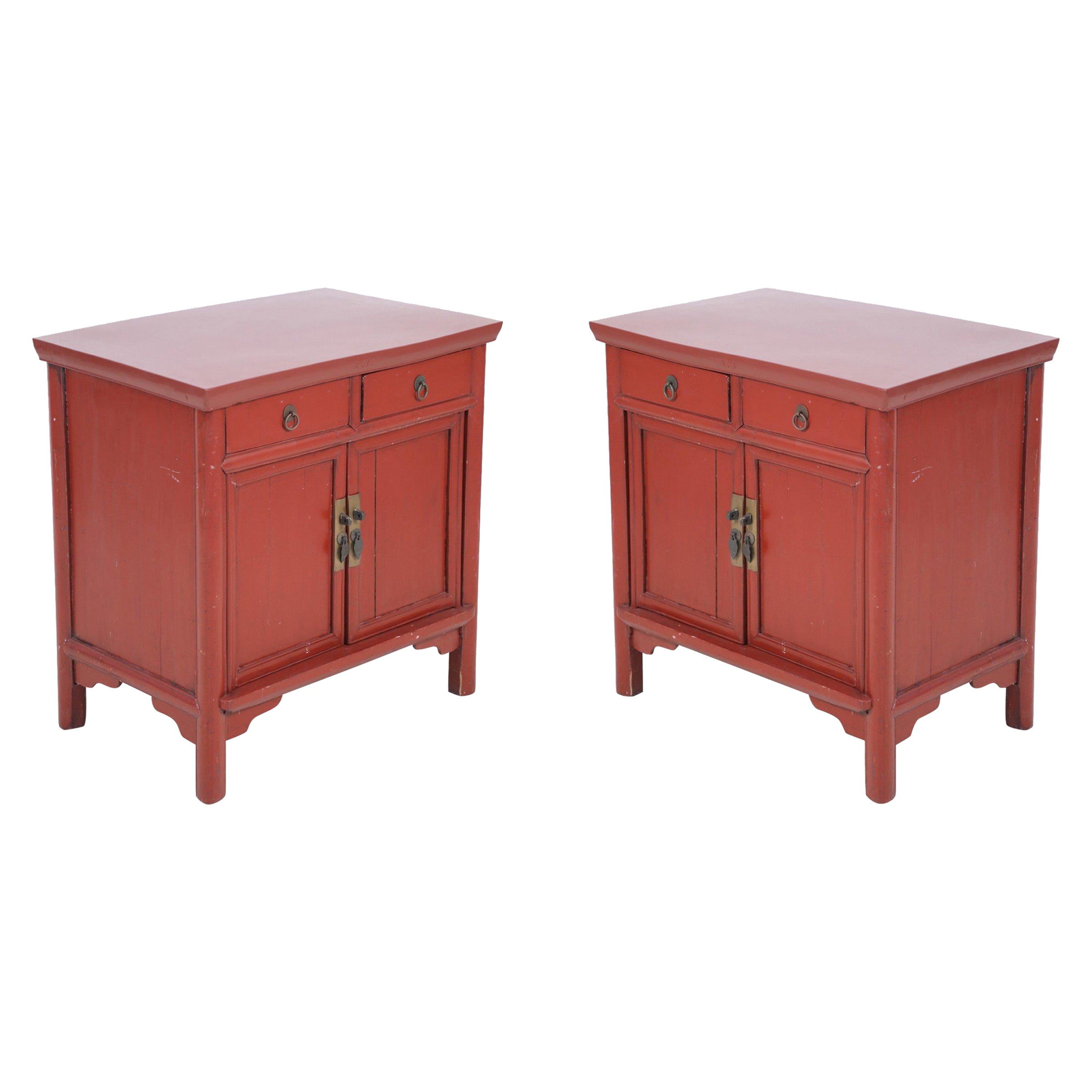 Paar chinesische rot bemalte Holzkommoden / Beistelltische im Angebot