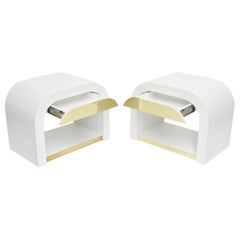 Coppia di comodini a cascata in ottone e smalto, nello stile di Karl Springer