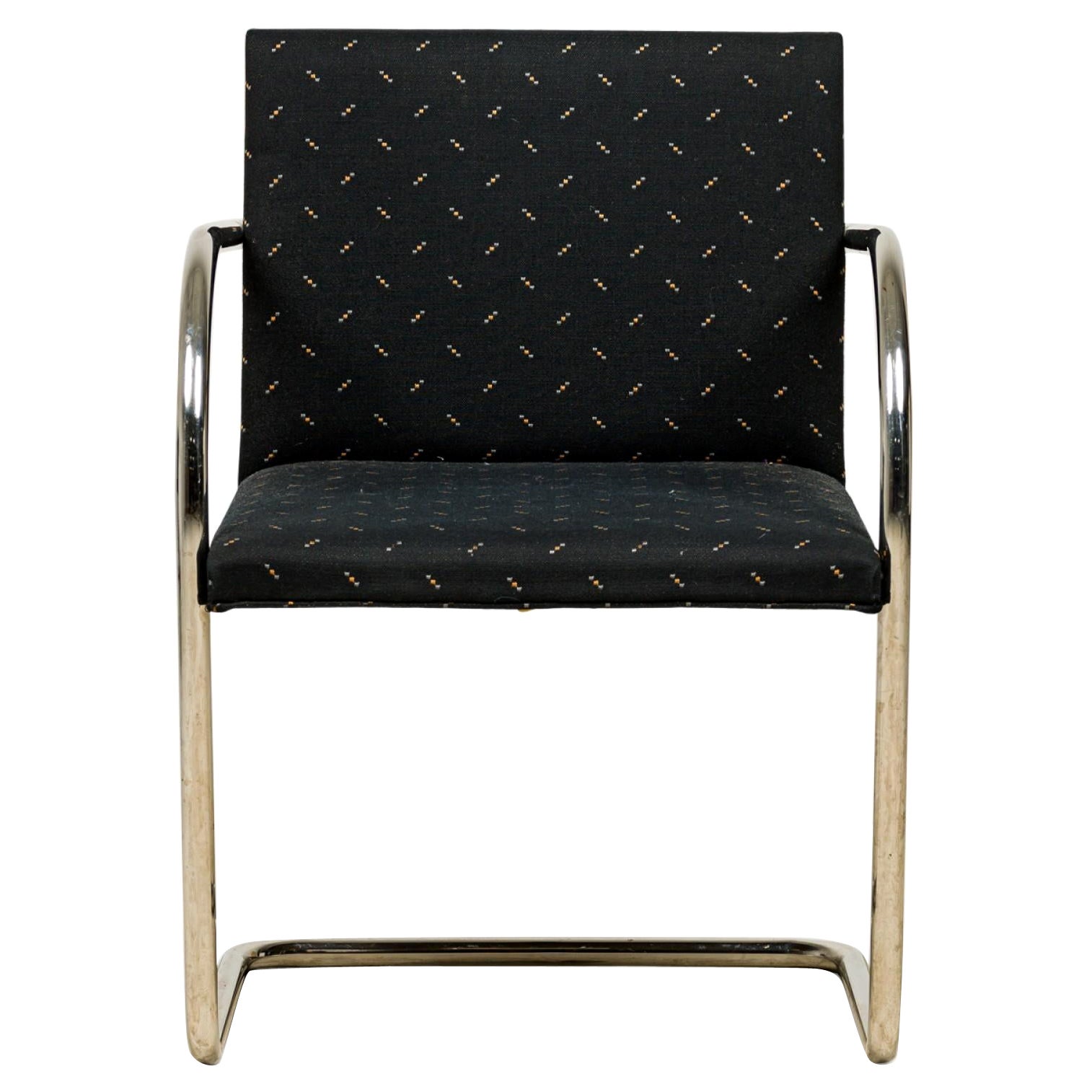 Coppia di poltrone moderne Knoll in tubo cromato e tessuto nero imbottito "Brno"