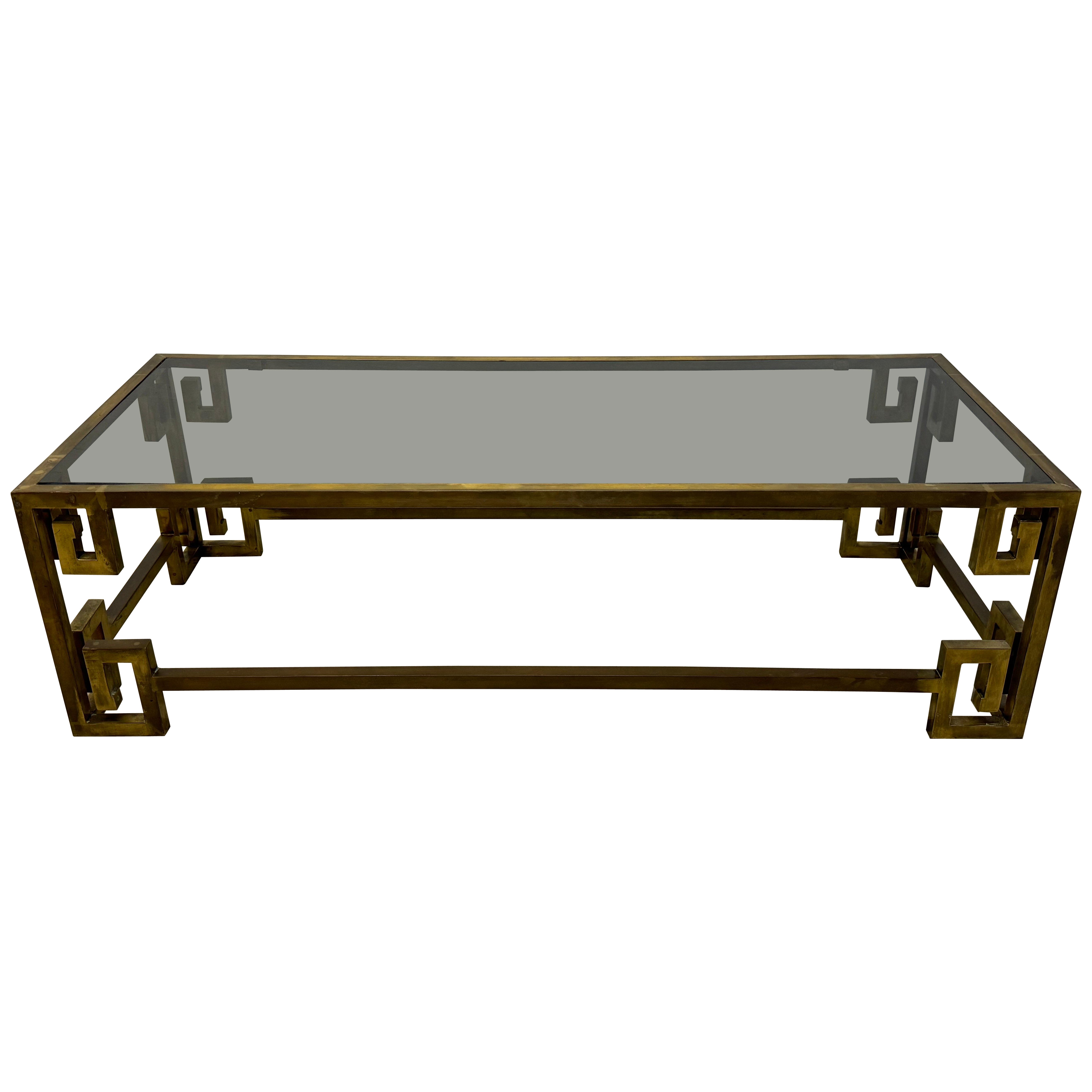 Mastercraft Griechischer Schlüssel-Messing-Couchtisch mit Rauchglas-Einlageplatte aus der Mitte des Jahrhunderts