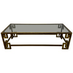 Mastercraft Griechischer Schlüssel-Messing-Couchtisch mit Rauchglas-Einlageplatte aus der Mitte des Jahrhunderts