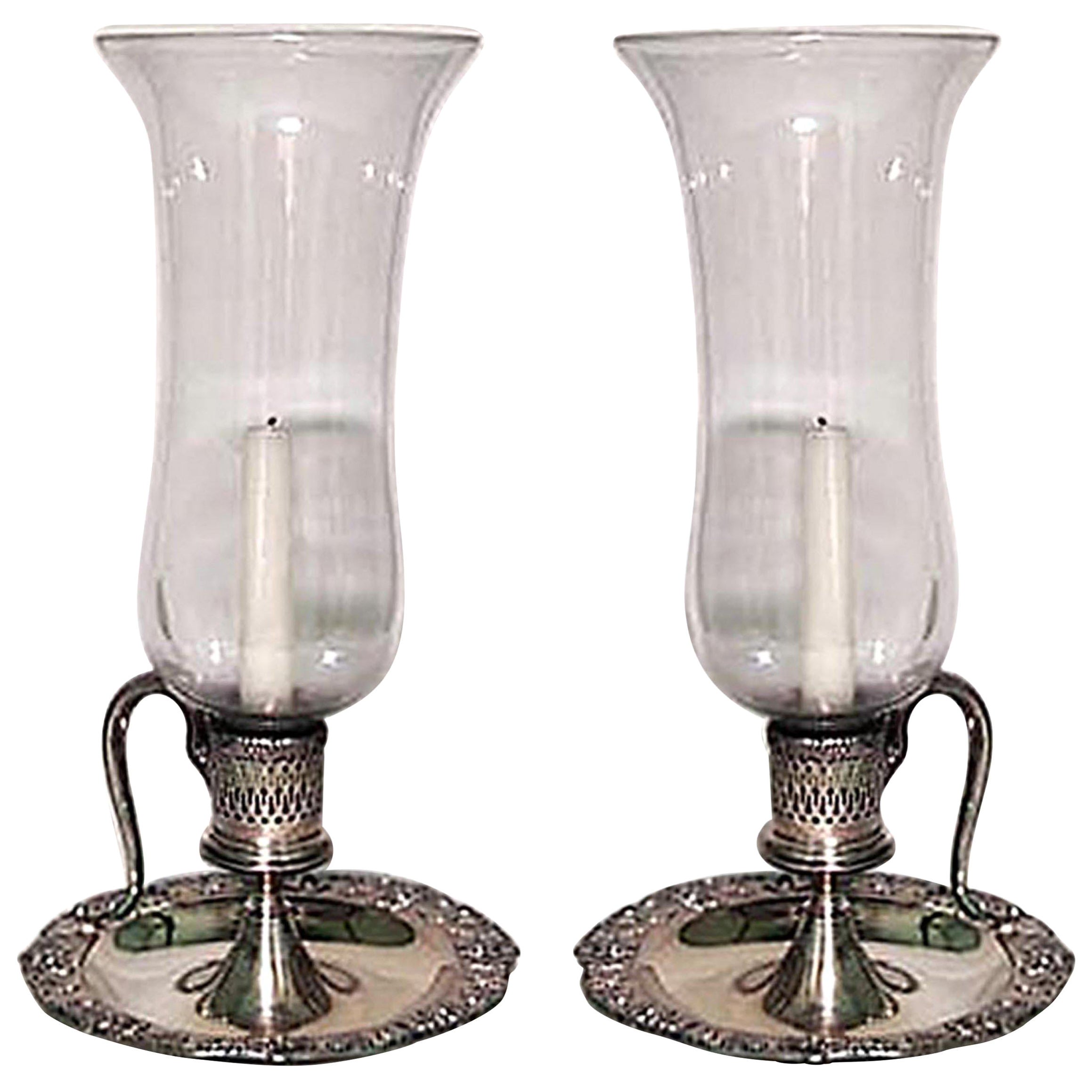 Pareja de candelabros ingleses victorianos plateados con pantallas tipo huracán
