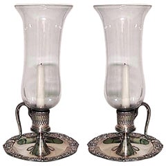 Pareja de candelabros ingleses victorianos plateados con pantallas tipo huracán