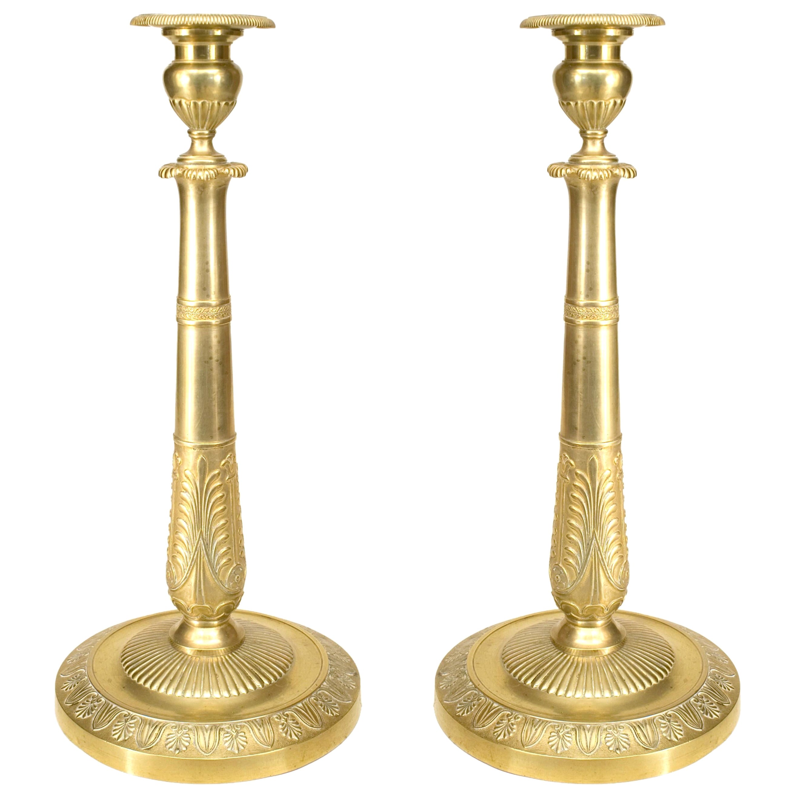 Paar französische Empire-Kerzenständer aus Bronze