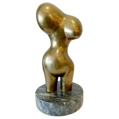 Escultura abstracta moderna de bronce con figura femenina desnuda sobre base de mármol