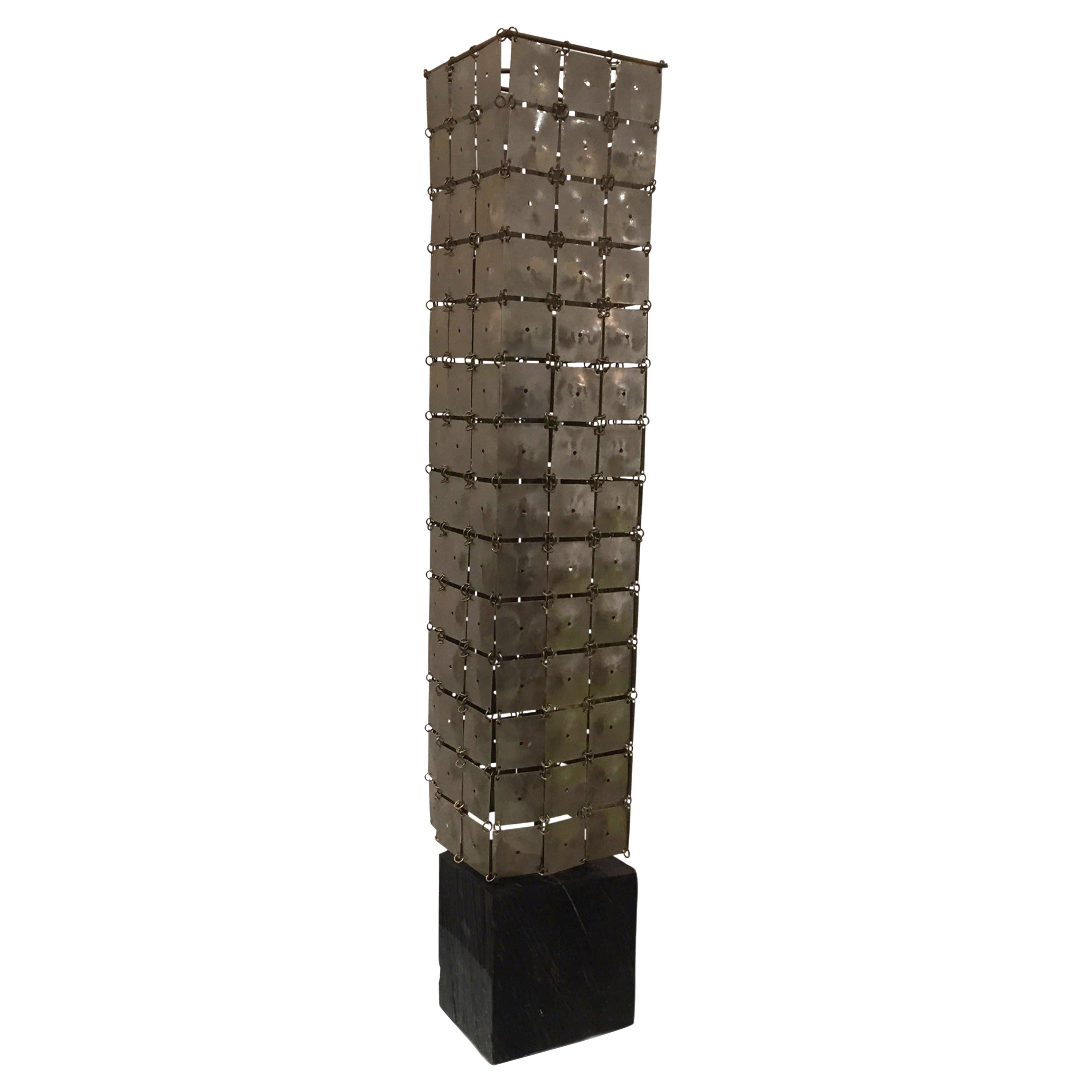 Escultura "Torre articulada de níquel" de Robert Lee Morris