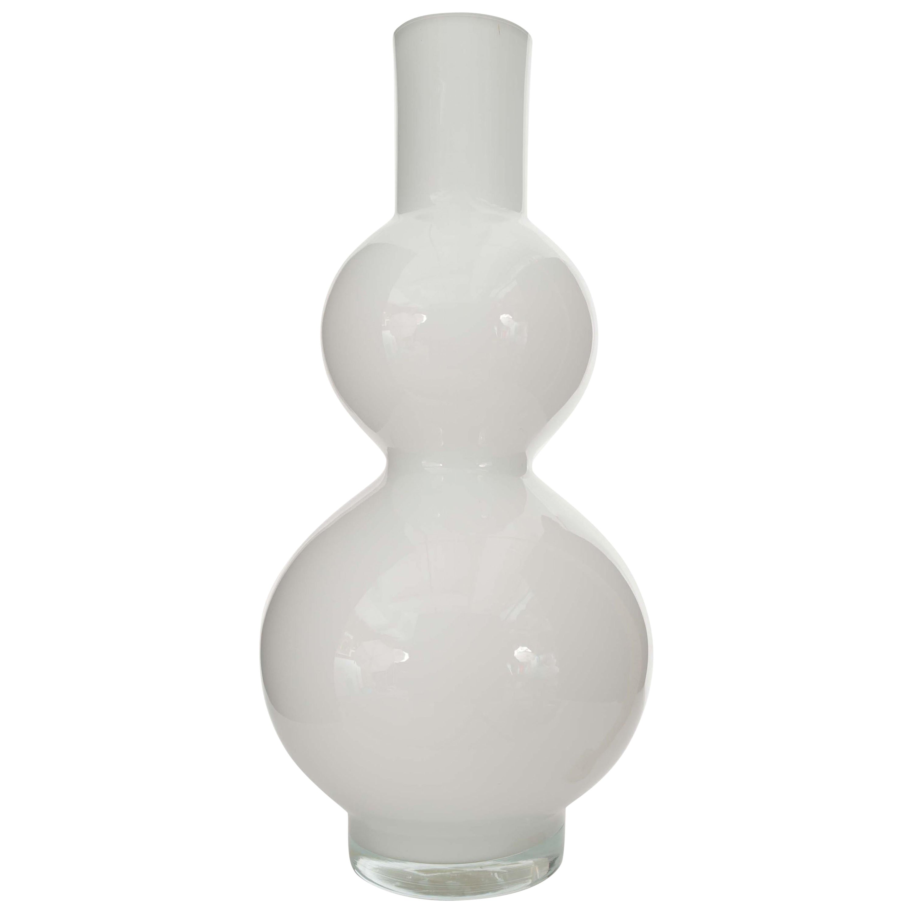 Vaso scandinavo di metà secolo in vetro bianco a forma di lobo