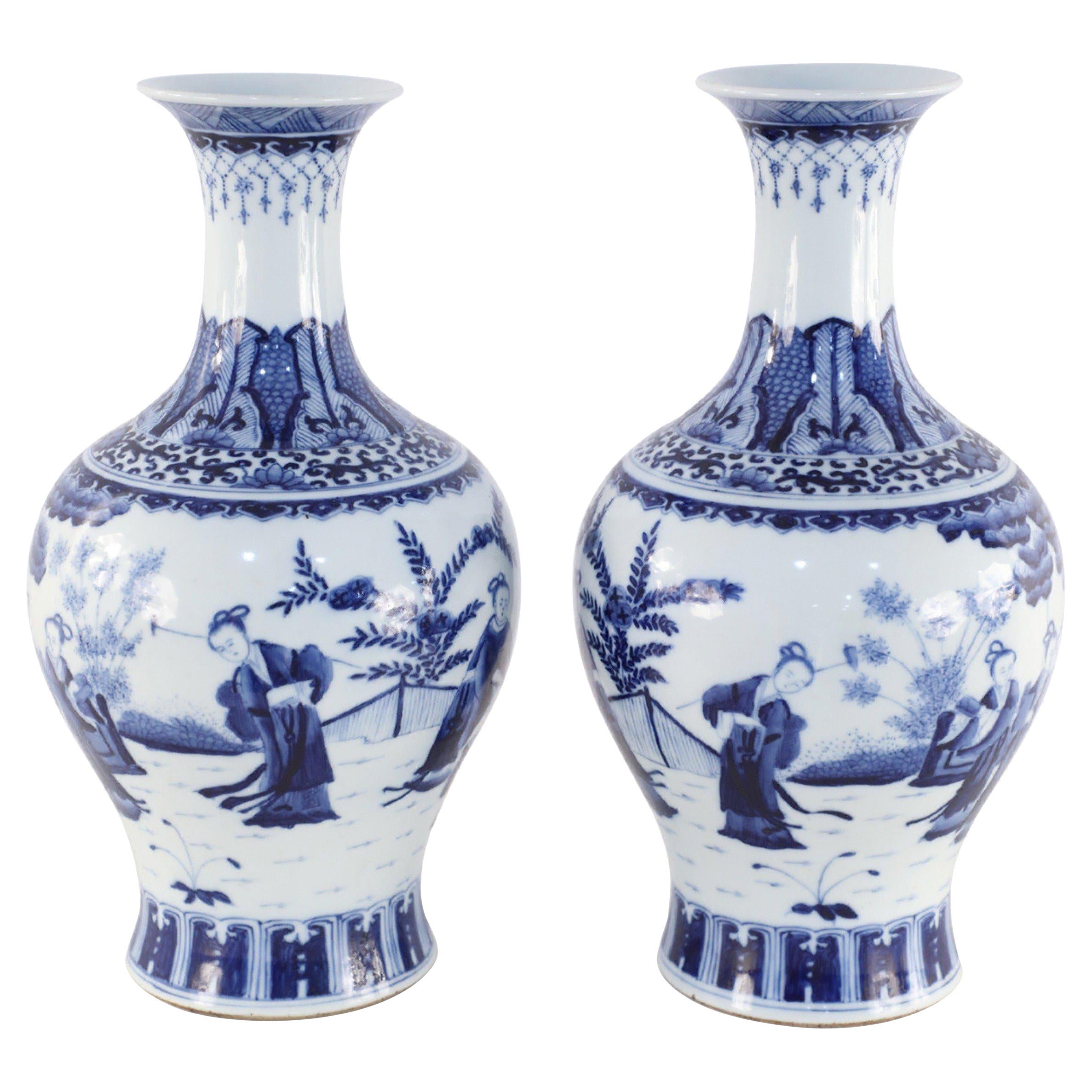 Pareja de jarrones chinos de porcelana blanca y azul con escenas figurativas estilo dinastía Qing