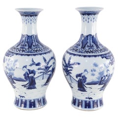 Pareja de jarrones chinos de porcelana blanca y azul con escenas figurativas estilo dinastía Qing