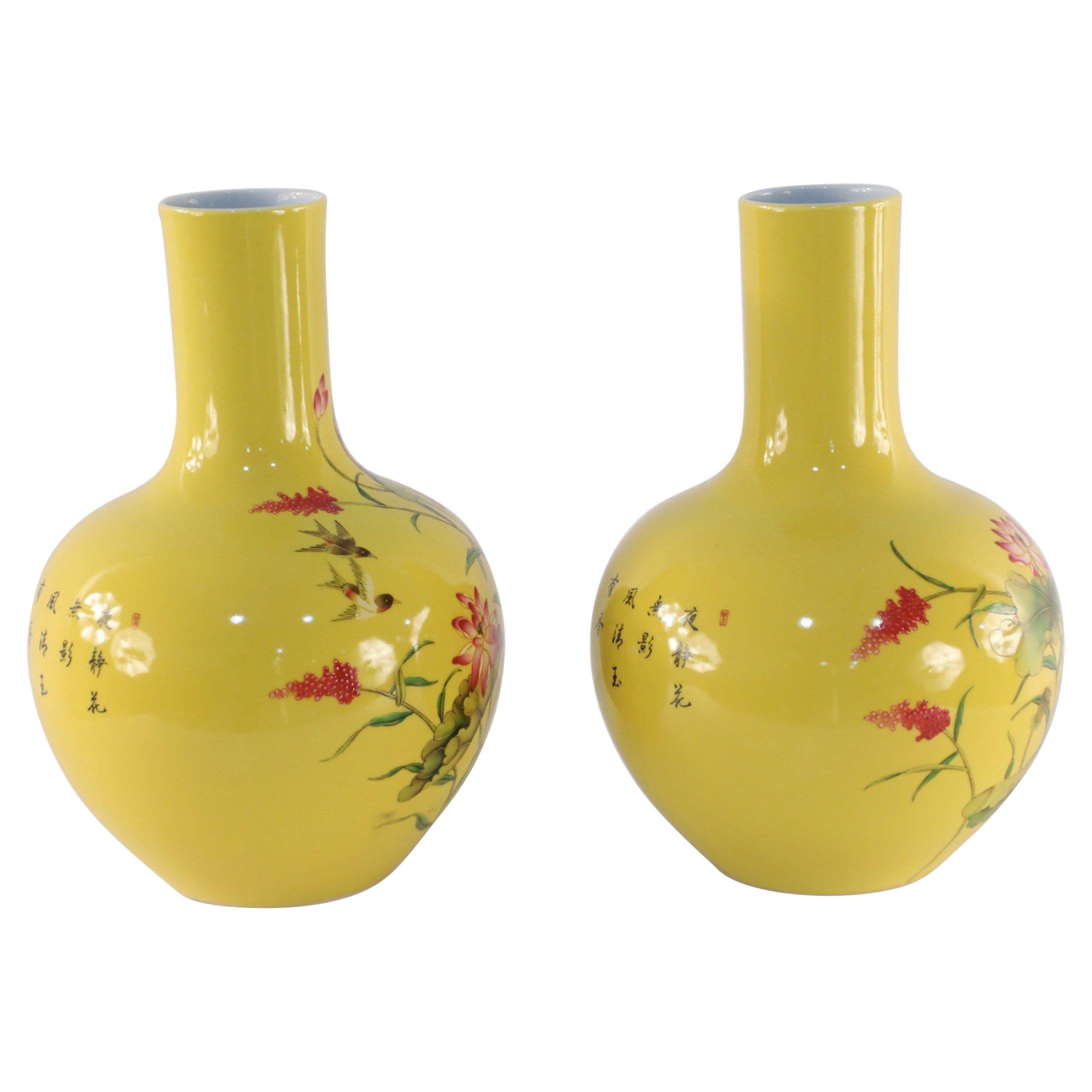 Paar chinesische Vasen aus gelbem Porzellan im Stil der Qing Dynasty Famille Rose