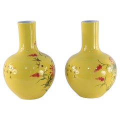 Pareja de Jarrones de Porcelana Amarilla Estilo Dinastía Qing China Famille Rose
