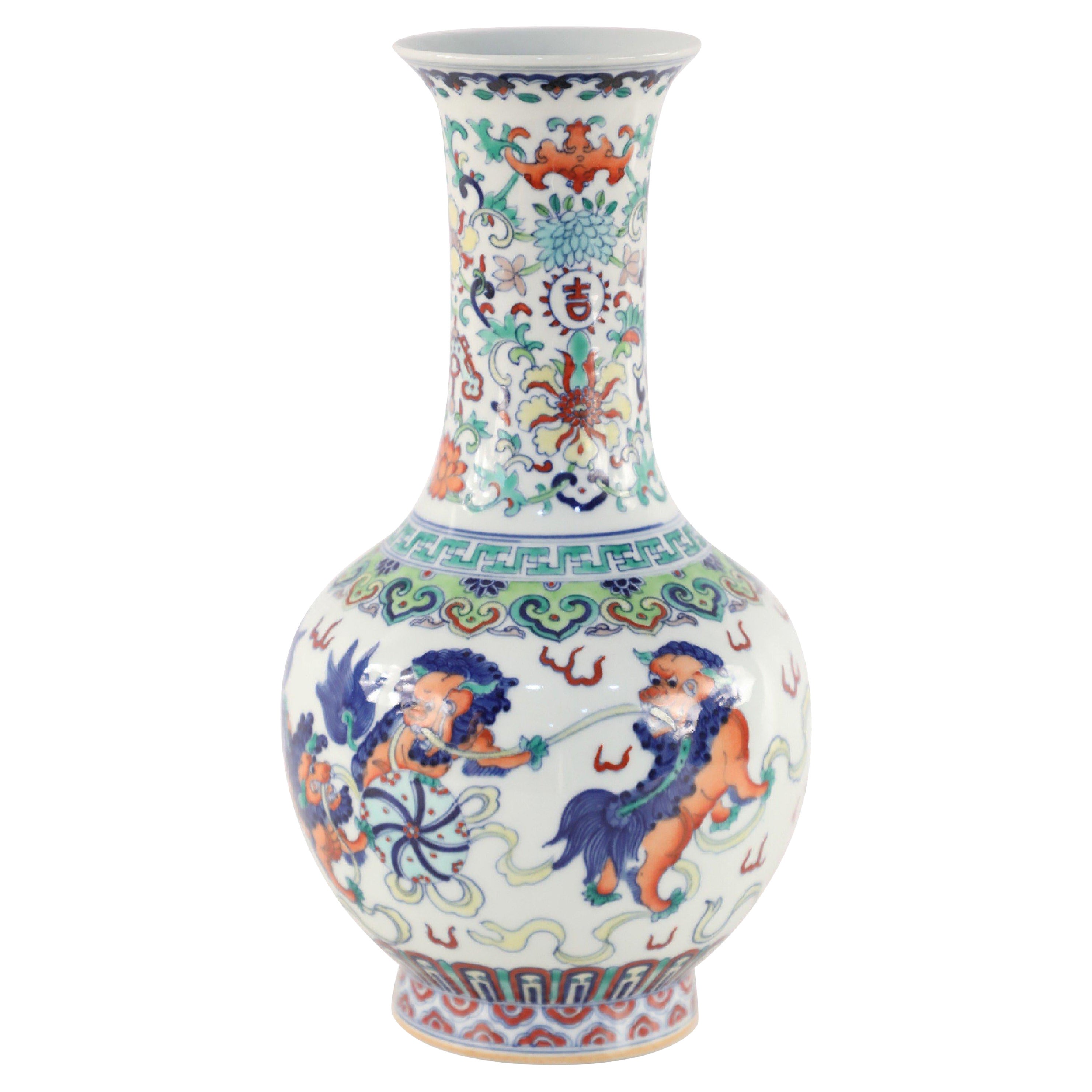 Vase globulaire chinois en porcelaine blanche à motif Kylin