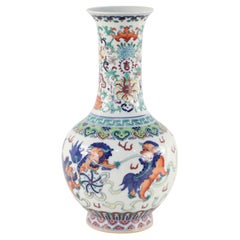 Vase globulaire chinois en porcelaine blanche à motif Kylin