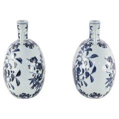 Pareja de jarrones Moonflask chinos de porcelana azul y blanca estilo dinastía Ming