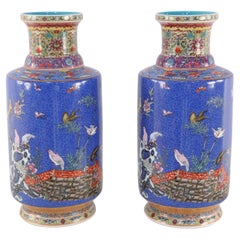 Paire de bouteilles à maillet en porcelaine bleue de la famille florale de la dynastie Qing