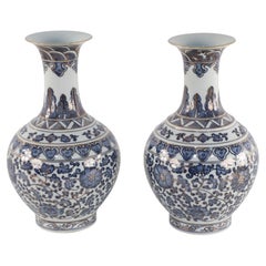 Pareja de jarrones chinos de porcelana dorada azul y blanca estilo dinastía Qing