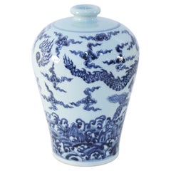 Jarrón chino de porcelana azul y blanca con motivo de dragón Meiping