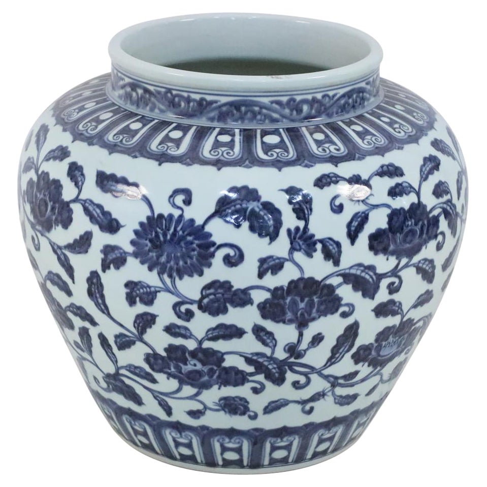 Paire de pots à fleurs chinois en porcelaine blanche et bleue