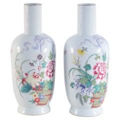 Pareja de jarrones mazo de porcelana china blanca y con motivos florales