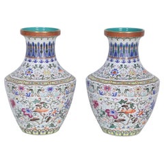 Pareja de jarrones chinos de porcelana con motivos multicolores