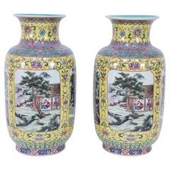 Pareja de jarrones chinos de porcelana con viñetas de género amarillo y turquesa