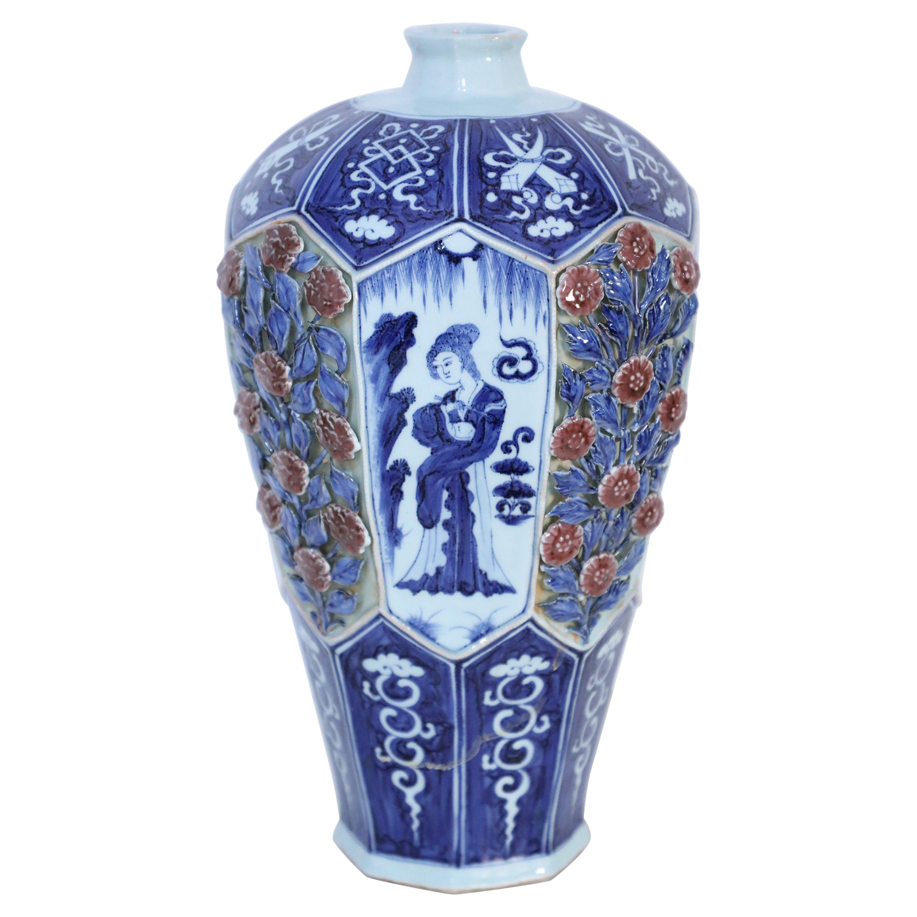 Vaso ottagonale di porcellana cinese in bianco e blu con motivo a rose in rilievo