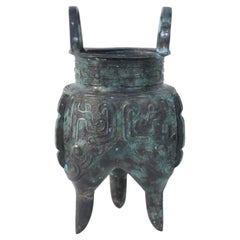 Vaso con gamba affusolata in stile Dinastia Han cinese in bronzo patinato