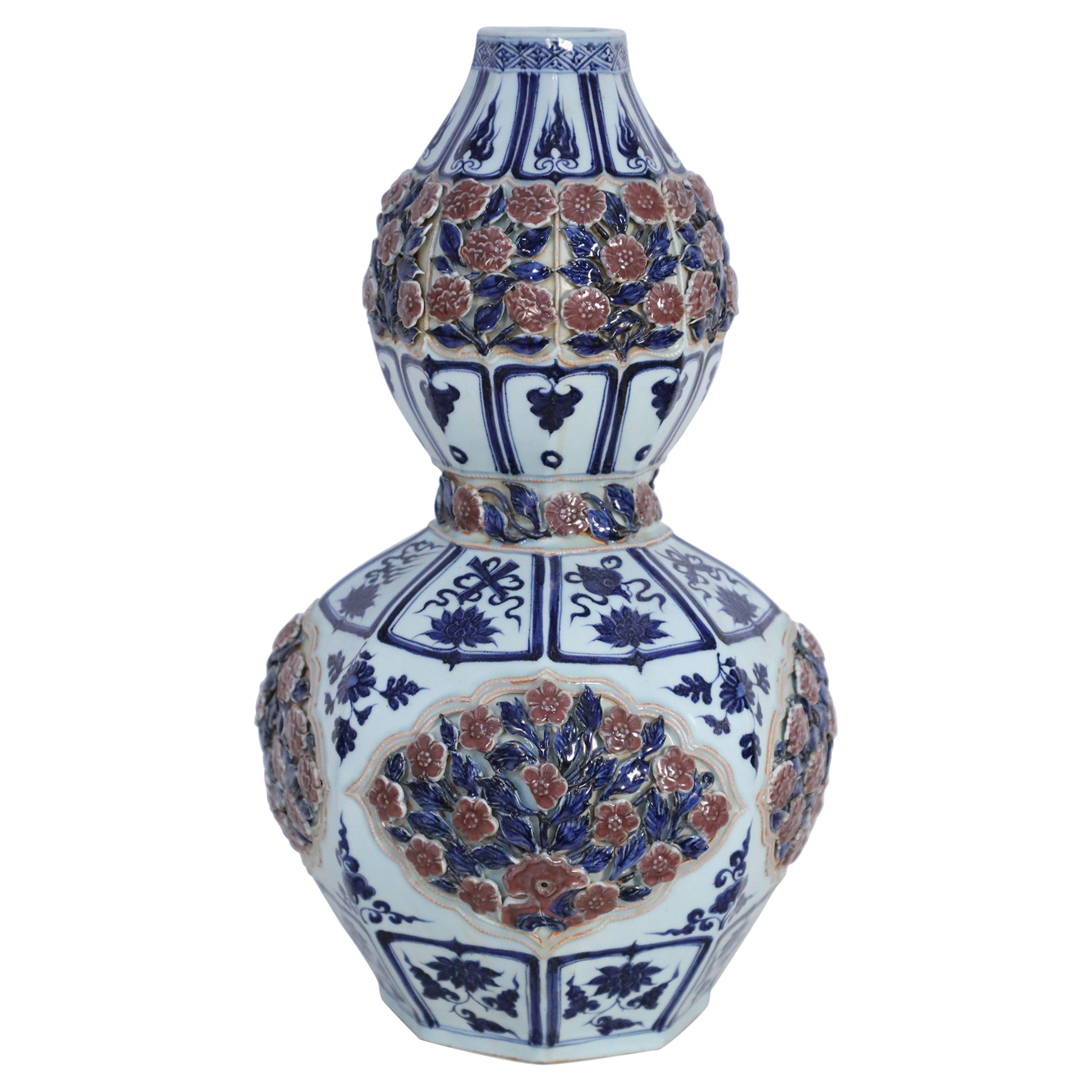 Vaso cinese in porcellana a doppia zucca di colore bianco e blu e con disegno di rose a rilievo