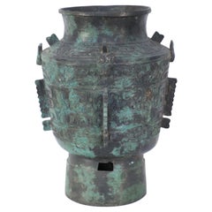 Urne conique en bronze patiné de style chinois de la Dynasty Han